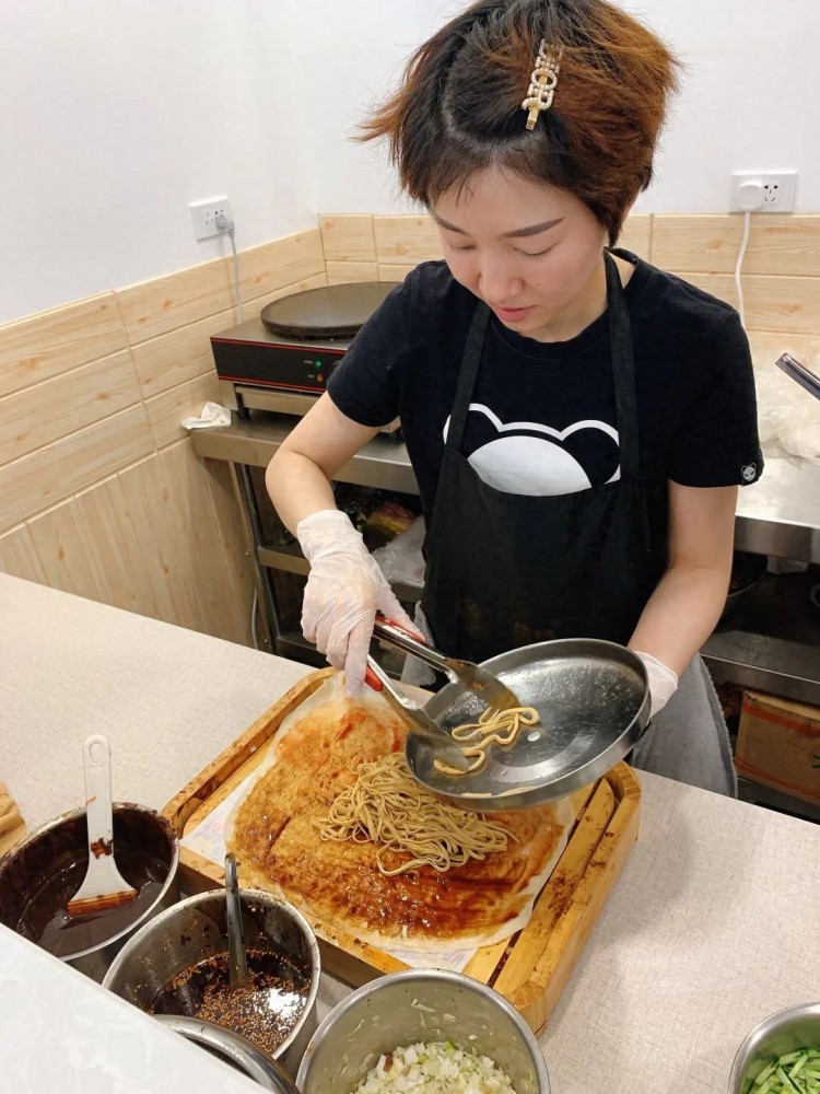 鞍山这家南京风味的卷饼小店现烙现卷想吃啥加啥