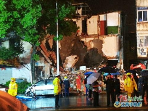 吉安市一栋房屋雨中突然坍塌装修工人被埋多图