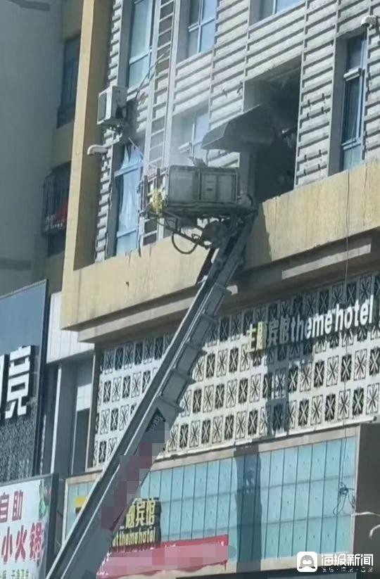 海报直击丨哈尔滨私砸承重墙高楼内仍有居民居住，涉事楼层有工人正在施工加固