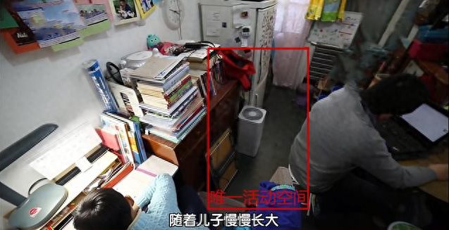 二男一女挤10㎡棺材房吃喝拉撒都在一起女人换衣躲不开