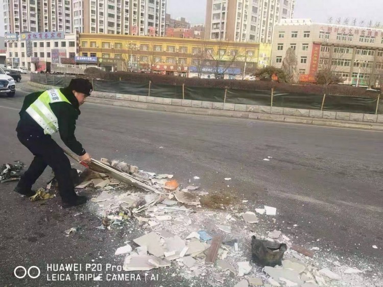 装修垃圾散落路上，本溪县交警及时清理