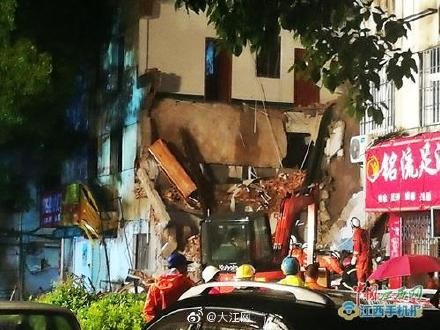 吉安市一栋房屋雨中突然坍塌 装修工人被埋