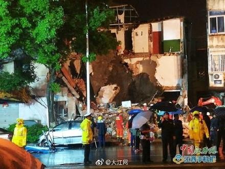 吉安市一栋房屋雨中突然坍塌装修工人被埋