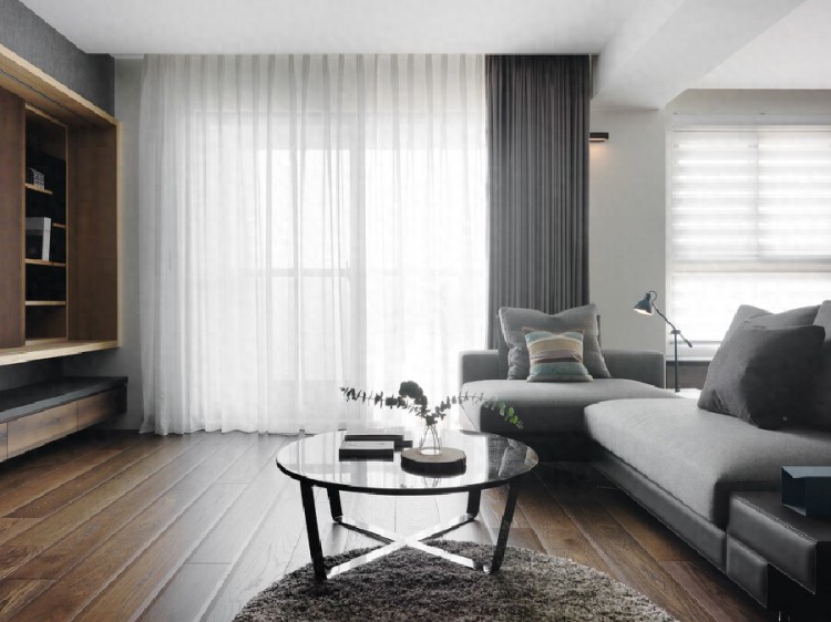 台湾住宅装修，白色与原木色搭配，客厅光线通透明亮